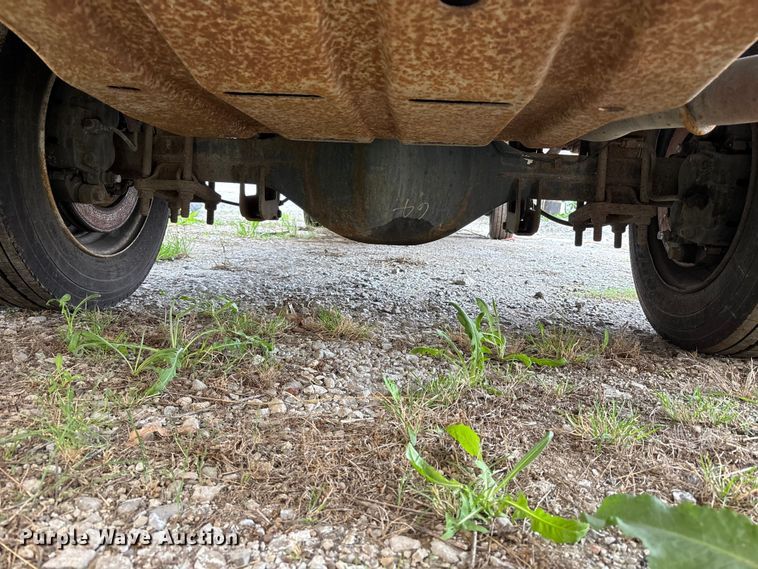 image for item FH7123 2003 Ford F450 flatbed truck