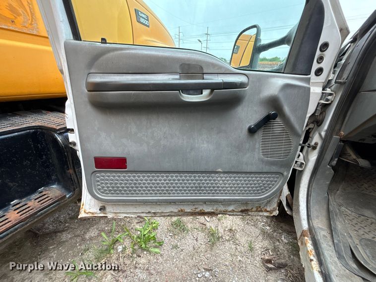 image for item FH7123 2003 Ford F450 flatbed truck