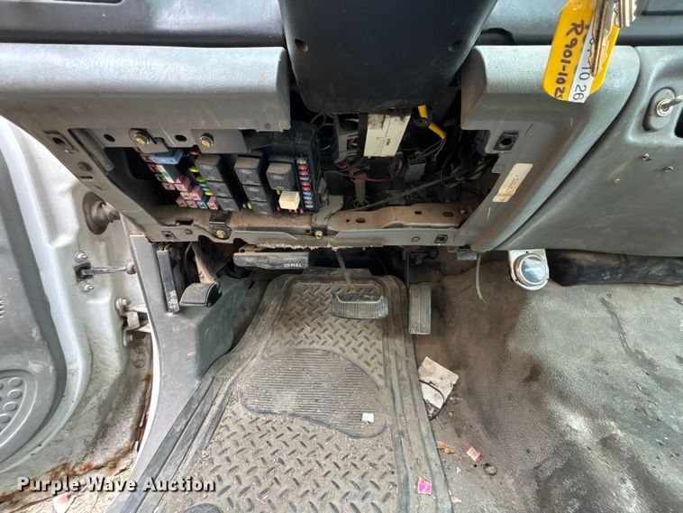 image for item FH7123 2003 Ford F450 flatbed truck