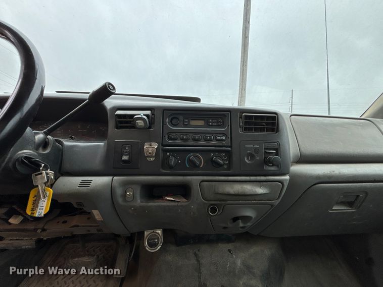 image for item FH7123 2003 Ford F450 flatbed truck