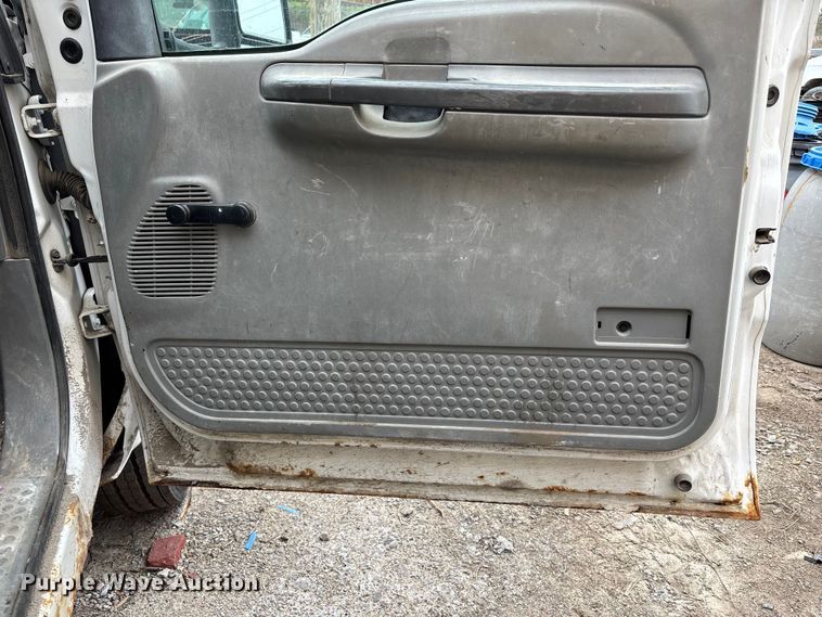 image for item FH7123 2003 Ford F450 flatbed truck