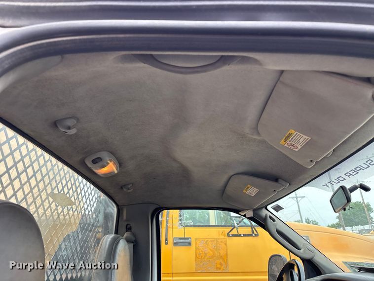 image for item FH7123 2003 Ford F450 flatbed truck