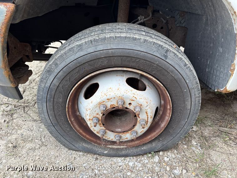 image for item FH7123 2003 Ford F450 flatbed truck