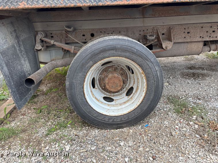 image for item FH7123 2003 Ford F450 flatbed truck