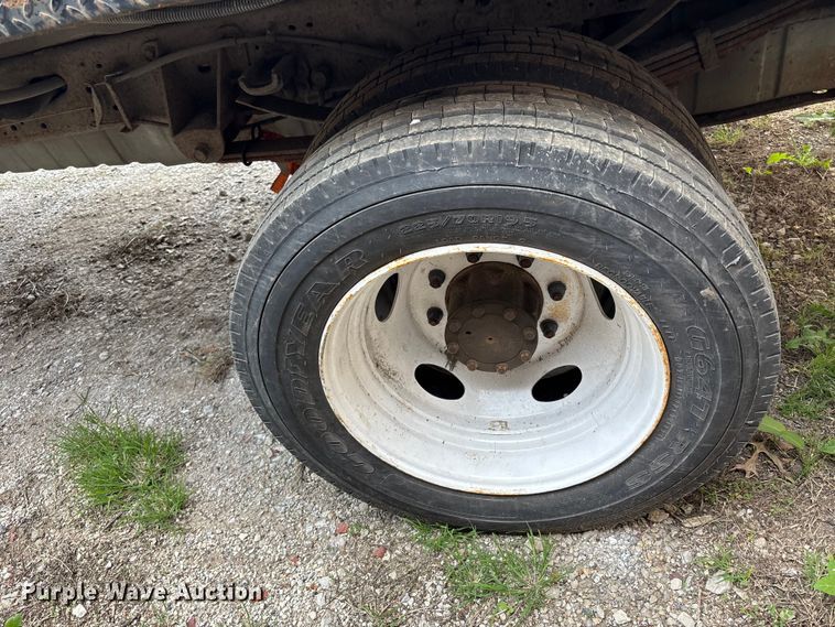 image for item FH7123 2003 Ford F450 flatbed truck