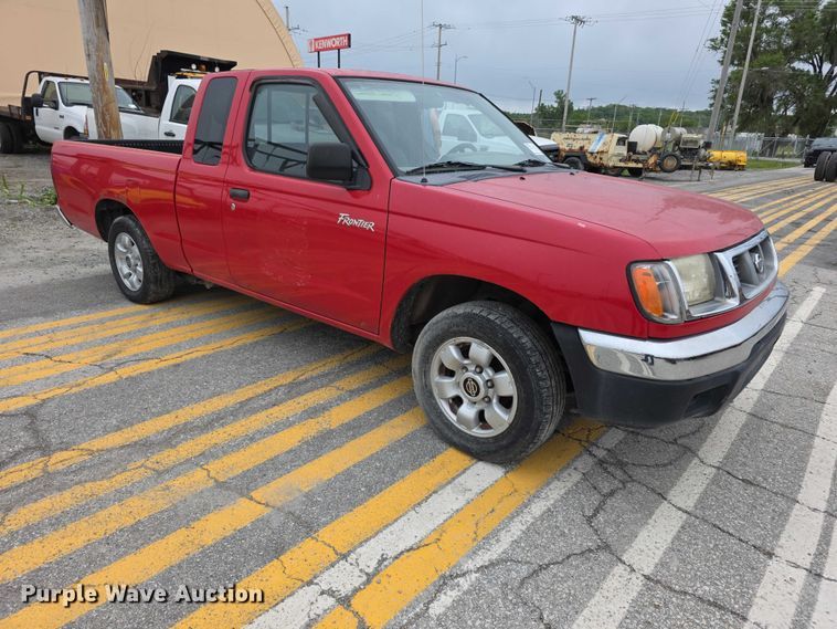 image for item FH7124 2000 Nissan Frontier Ext. Cab pickup truck