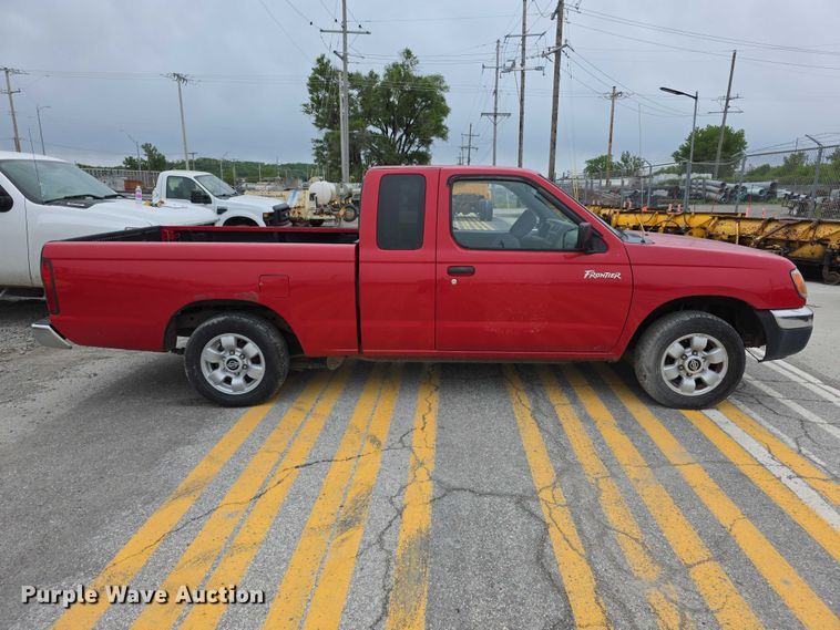 image for item FH7124 2000 Nissan Frontier Ext. Cab pickup truck