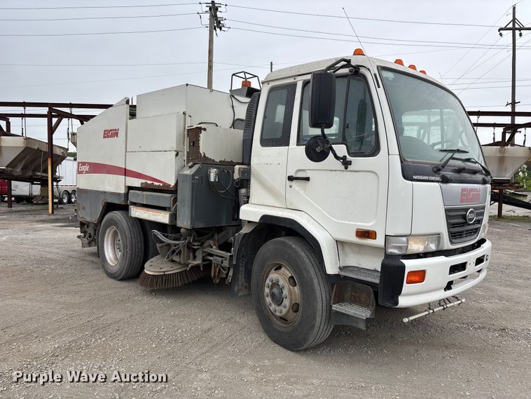 image for item FH7126 2009 Elgin Eagle street sweeper truck