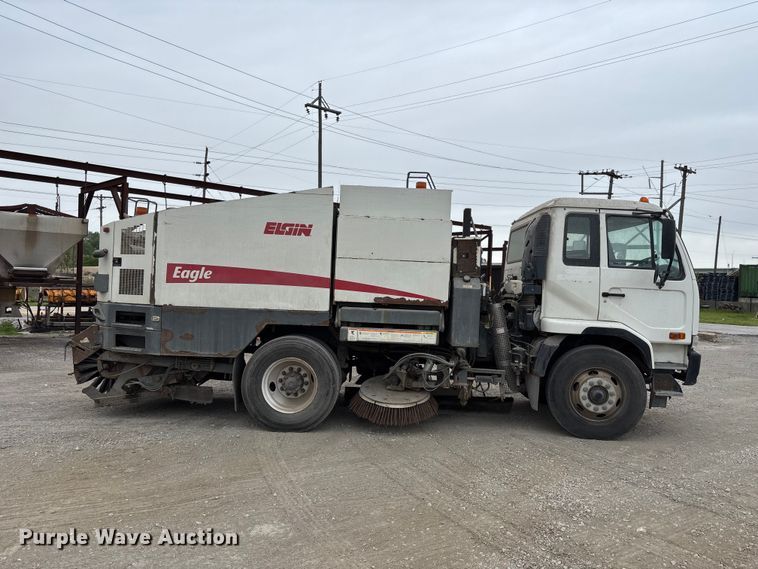 image for item FH7126 2009 Elgin Eagle street sweeper truck