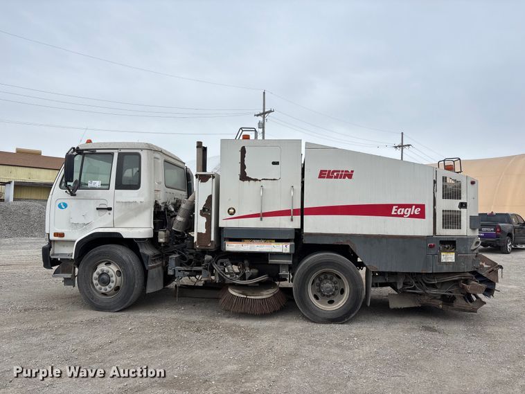 image for item FH7126 2009 Elgin Eagle street sweeper truck