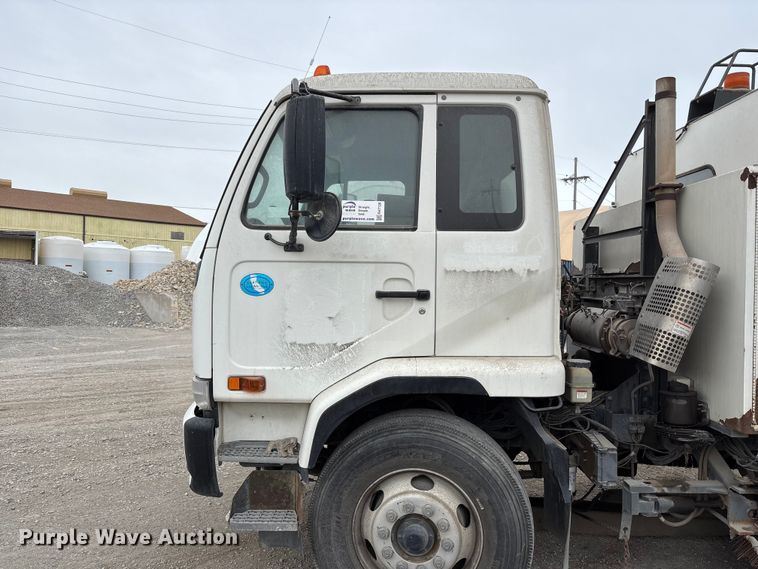 image for item FH7126 2009 Elgin Eagle street sweeper truck