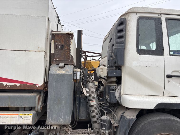 image for item FH7126 2009 Elgin Eagle street sweeper truck