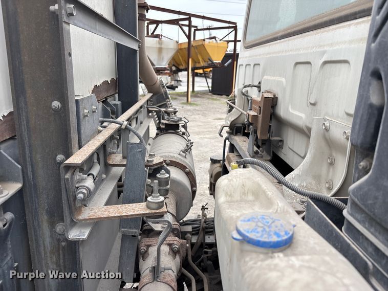 image for item FH7126 2009 Elgin Eagle street sweeper truck