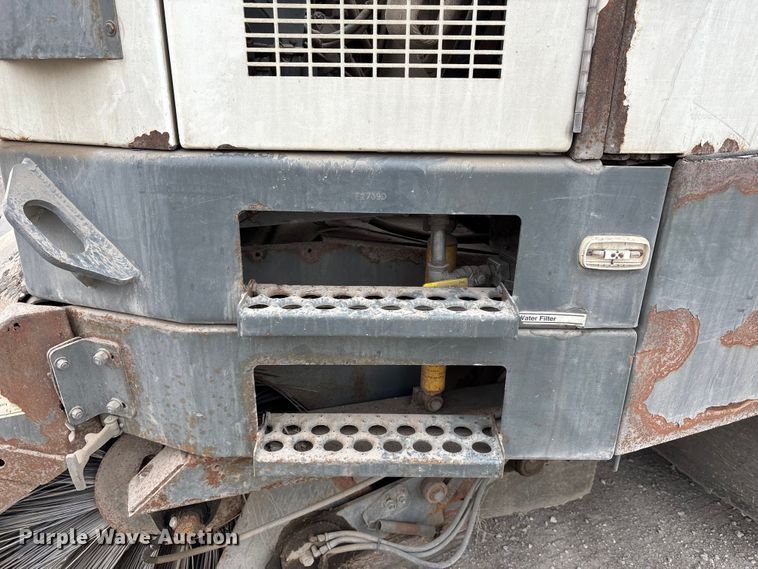 image for item FH7126 2009 Elgin Eagle street sweeper truck