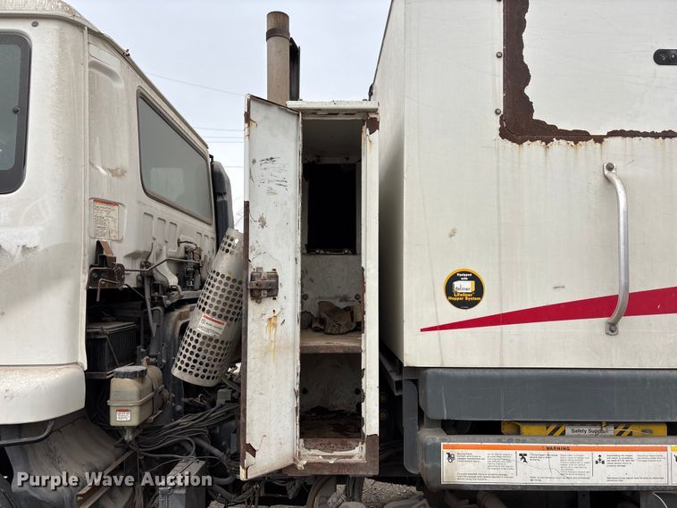 image for item FH7126 2009 Elgin Eagle street sweeper truck