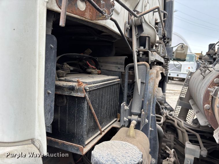 image for item FH7126 2009 Elgin Eagle street sweeper truck
