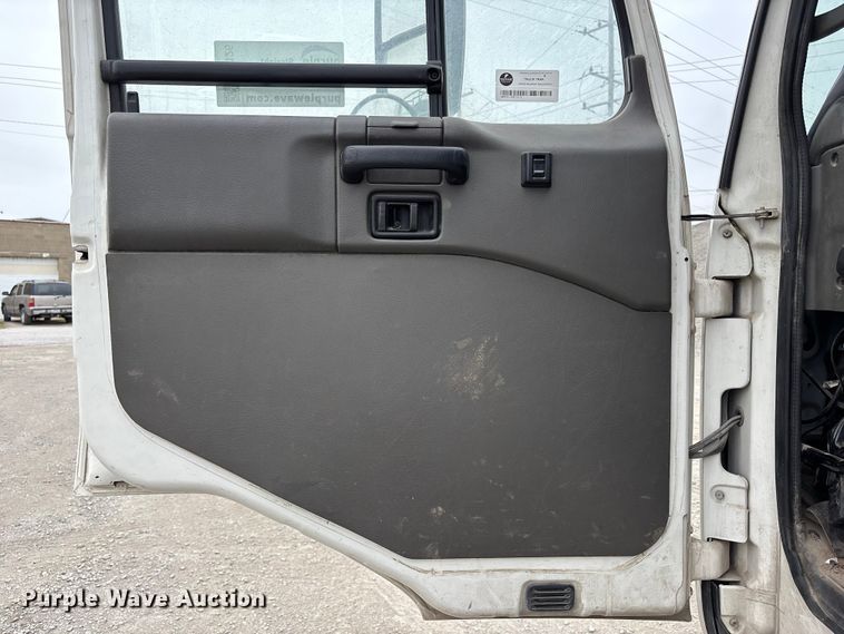 image for item FH7126 2009 Elgin Eagle street sweeper truck