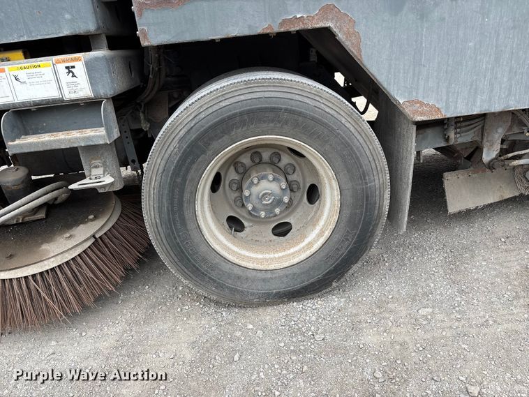 image for item FH7126 2009 Elgin Eagle street sweeper truck