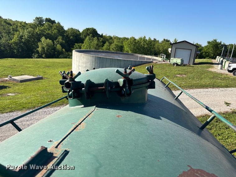 image for item FH7135 Off Road Floater Equipment 4030 vacuum truck