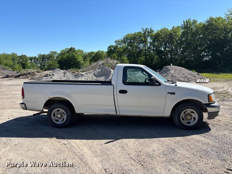 image for item FH7138 2004 Ford F150 XL pickup truck
