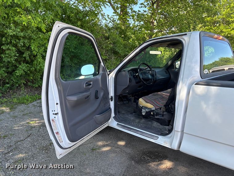 image for item FH7138 2004 Ford F150 XL pickup truck