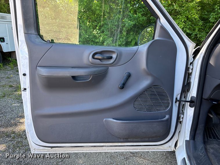 image for item FH7138 2004 Ford F150 XL pickup truck