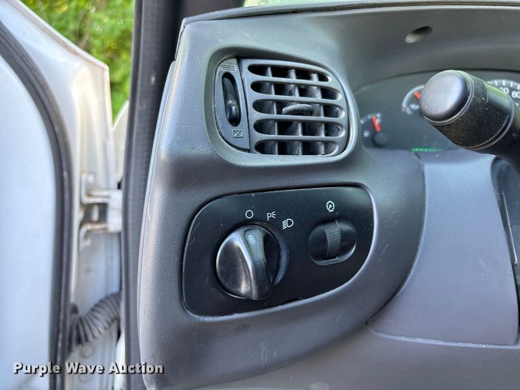 image for item FH7138 2004 Ford F150 XL pickup truck
