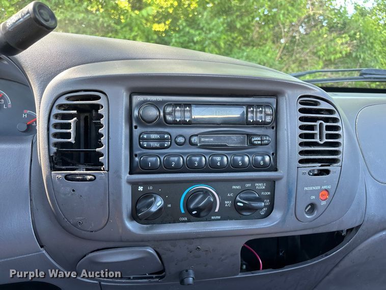 image for item FH7138 2004 Ford F150 XL pickup truck