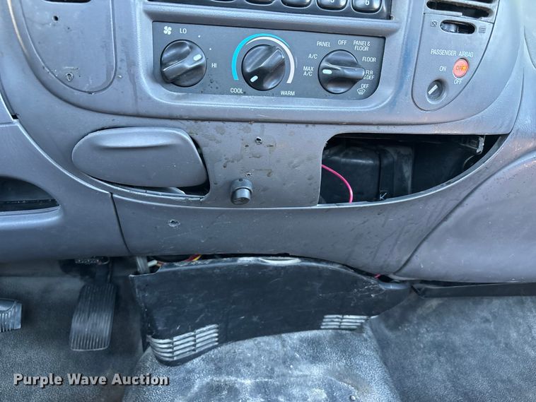image for item FH7138 2004 Ford F150 XL pickup truck