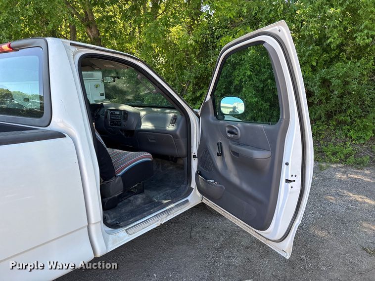 image for item FH7138 2004 Ford F150 XL pickup truck