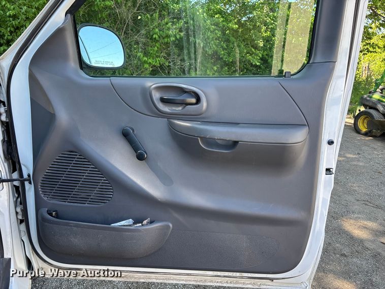 image for item FH7138 2004 Ford F150 XL pickup truck
