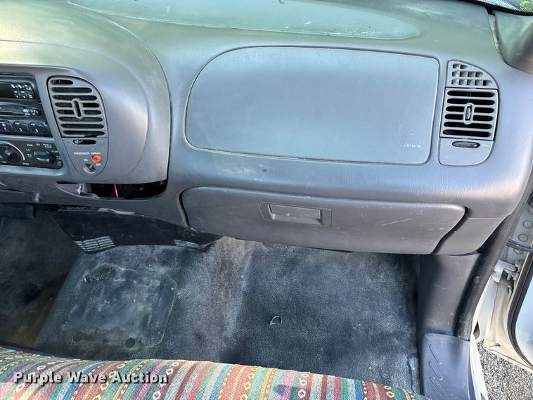 image for item FH7138 2004 Ford F150 XL pickup truck