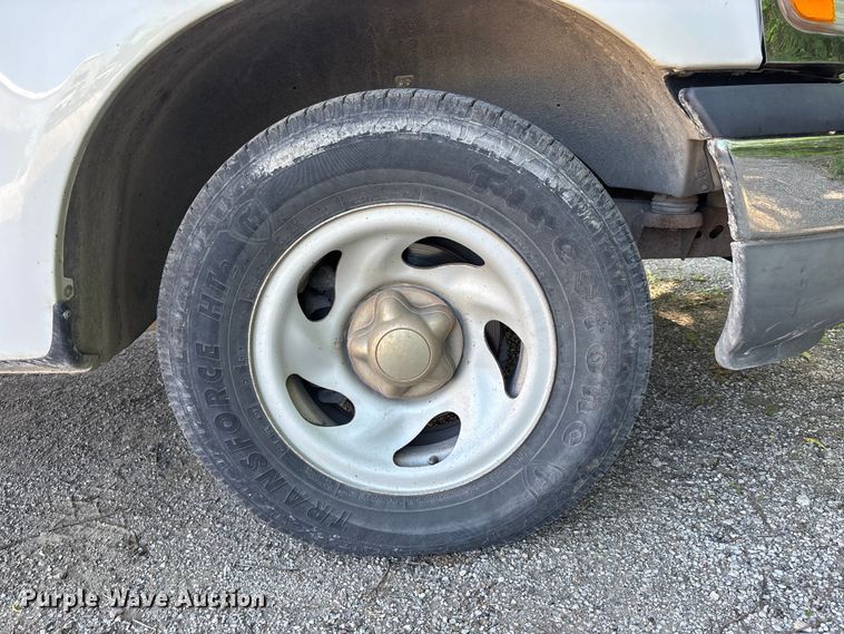 image for item FH7138 2004 Ford F150 XL pickup truck