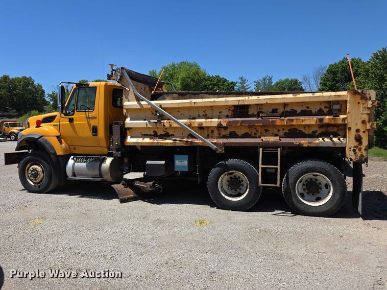 image for item FI0995 2011 International 7600 dump truck