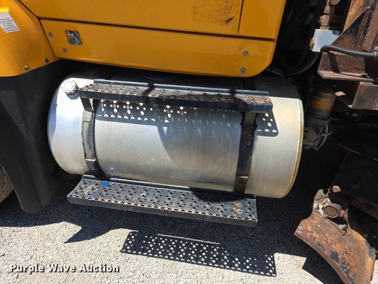 image for item FI0995 2011 International 7600 dump truck