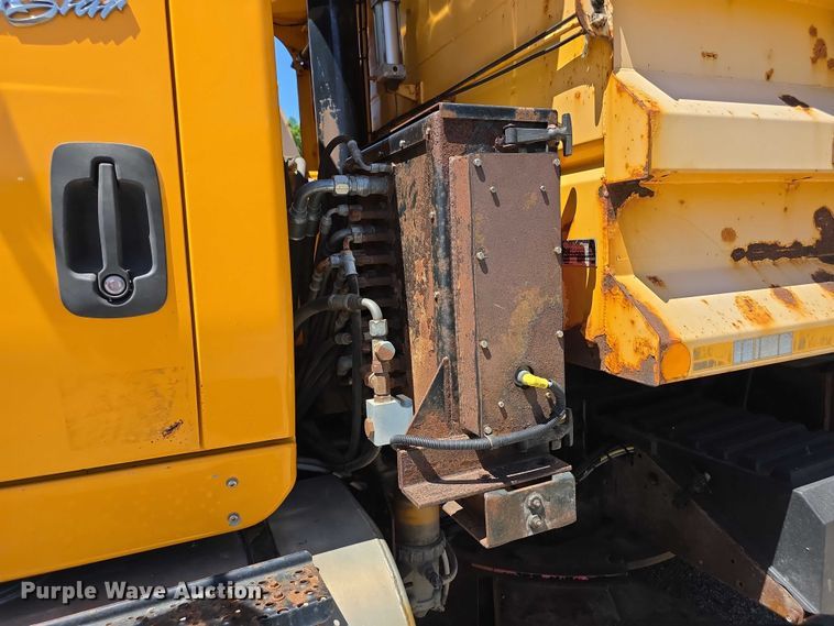 image for item FI0995 2011 International 7600 dump truck