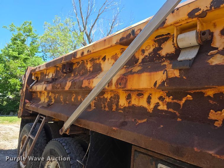 image for item FI0995 2011 International 7600 dump truck