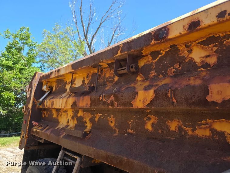 image for item FI0995 2011 International 7600 dump truck