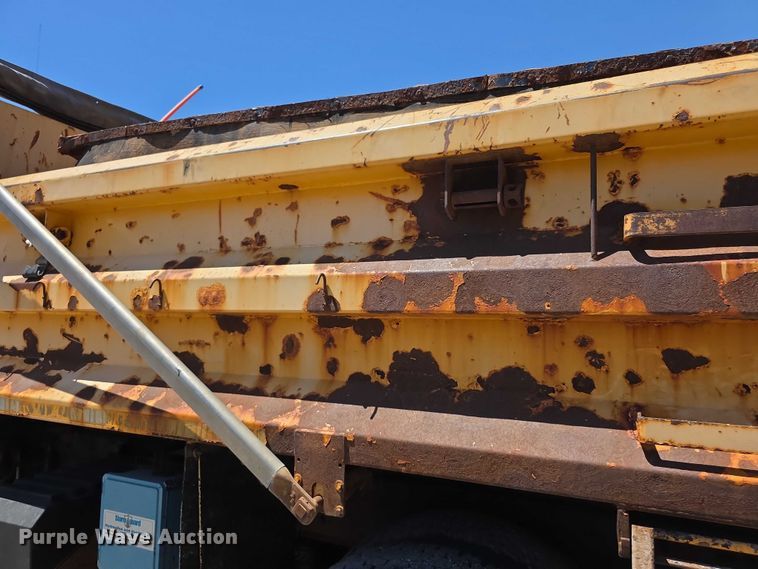 image for item FI0995 2011 International 7600 dump truck