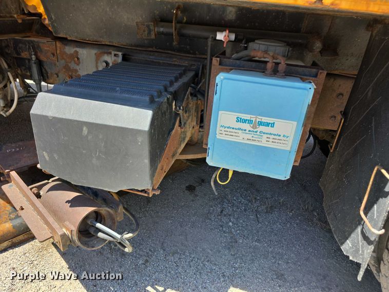 image for item FI0995 2011 International 7600 dump truck