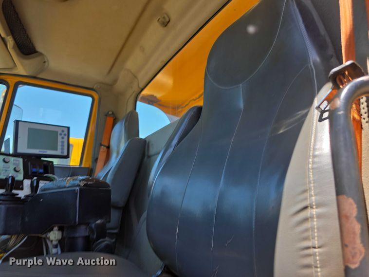 image for item FI0995 2011 International 7600 dump truck