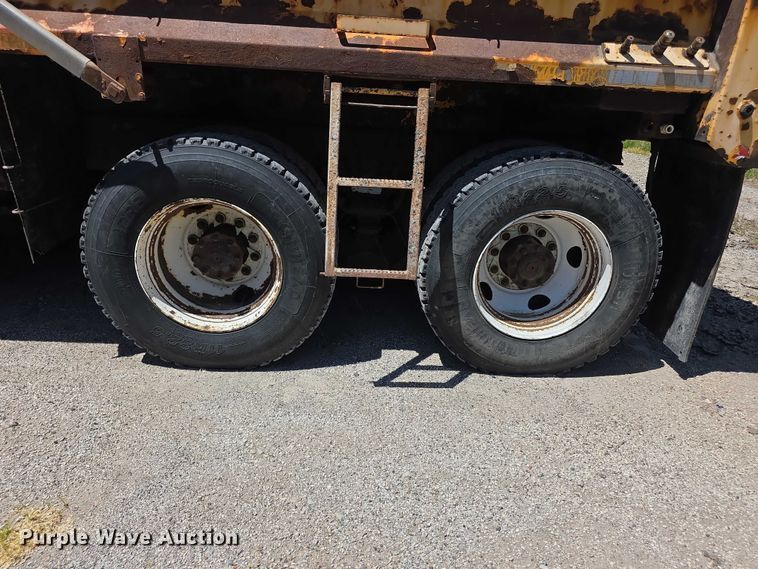 image for item FI0995 2011 International 7600 dump truck