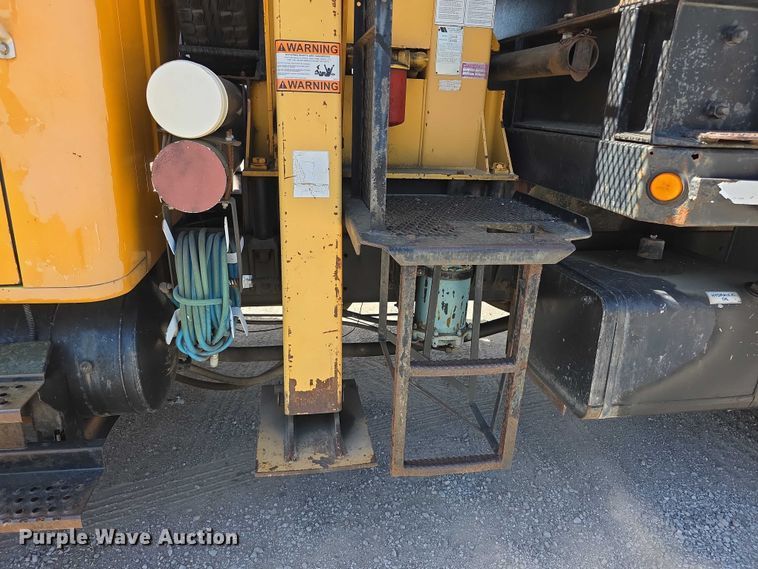image for item FI0997 1995 International 4900 crane truck