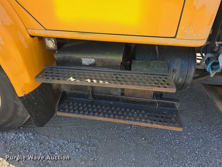image for item FI0997 1995 International 4900 crane truck