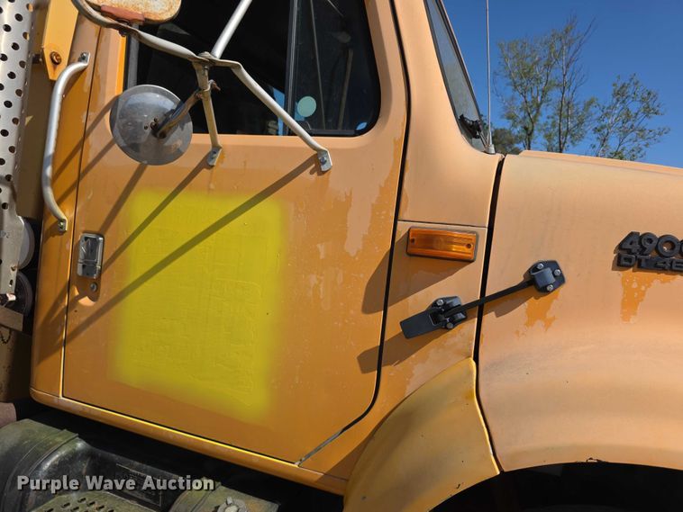 image for item FI0997 1995 International 4900 crane truck