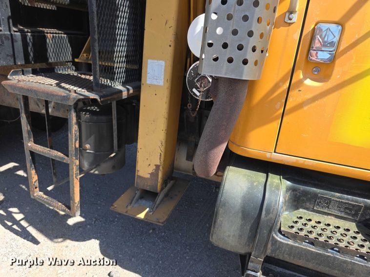 image for item FI0997 1995 International 4900 crane truck