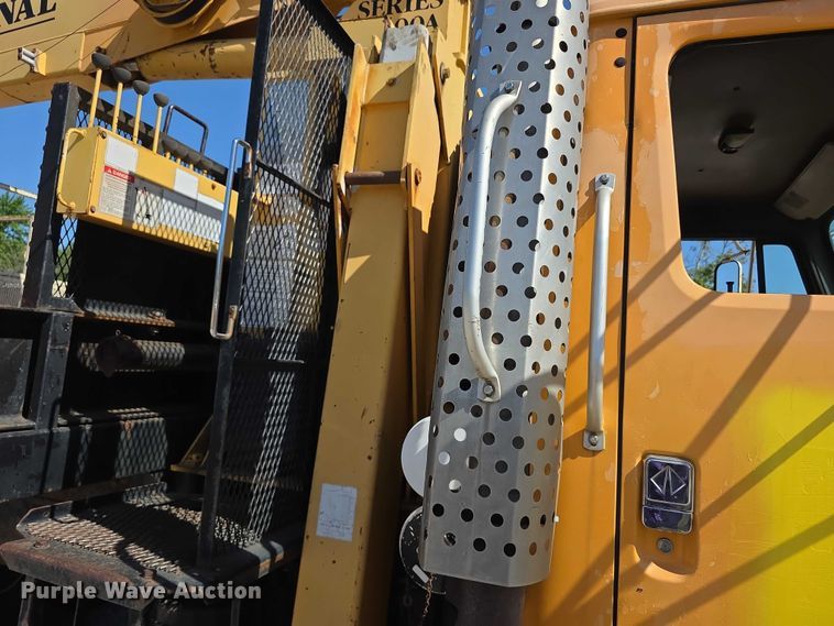 image for item FI0997 1995 International 4900 crane truck