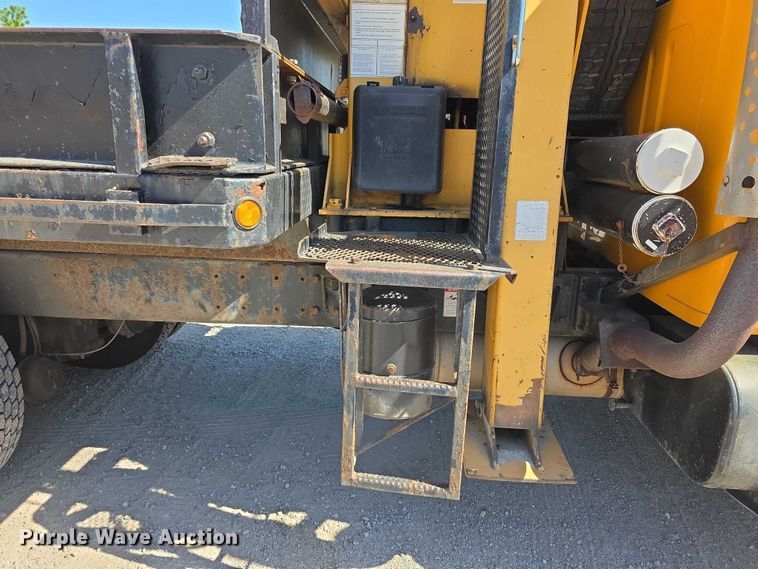 image for item FI0997 1995 International 4900 crane truck