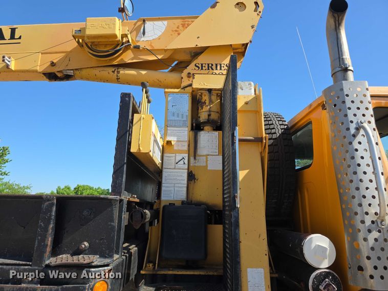 image for item FI0997 1995 International 4900 crane truck