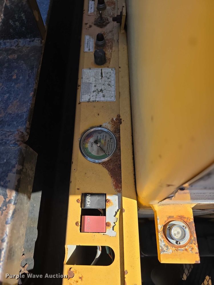 image for item FI0997 1995 International 4900 crane truck